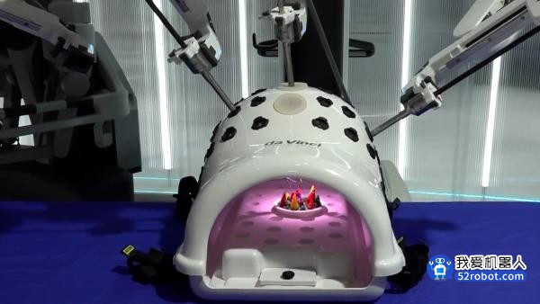 钻到肚子里做手术！“网红”达芬奇手术机器人亮相进博会