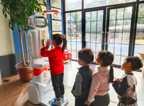 这个幼儿园里的机器人 不一般！负责宝贝们的健康晨检