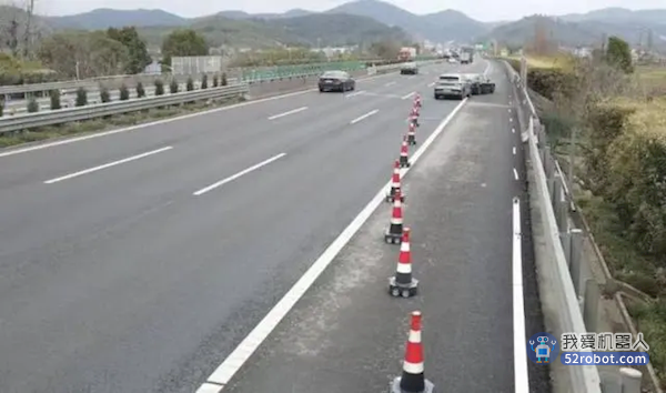 宁波高速上线安全锥“机器人”，车辆出事故后自动封道